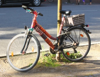 Eingestricktes Fahrrad in der Augsburger Bahnhofstraße